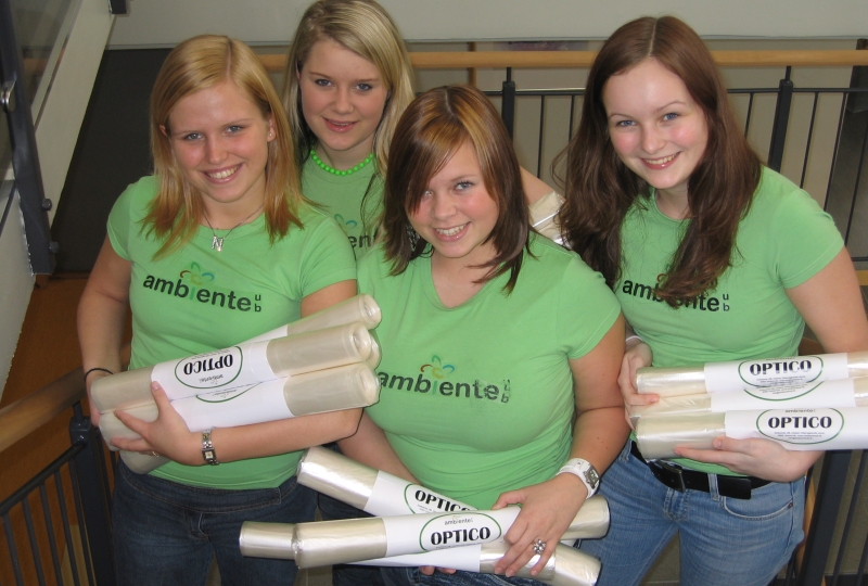 fire unge damer med plastsekkar i armane